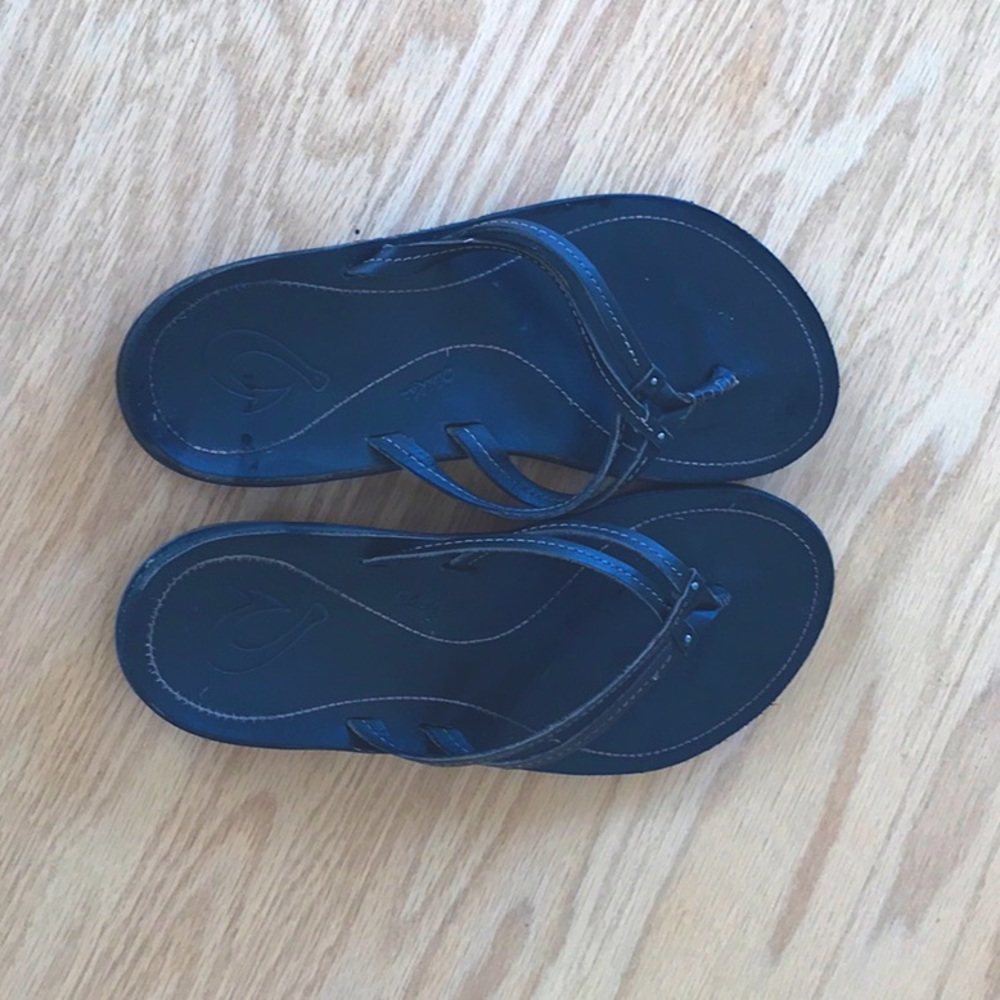 Olukai Dark brown leather flip flops. Size 7.5
